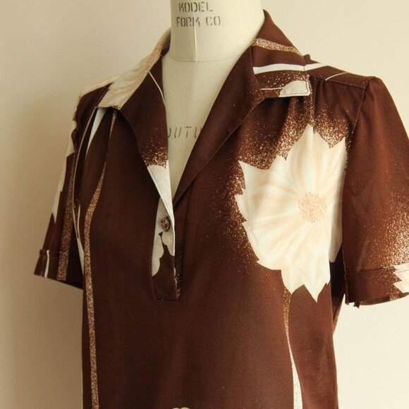 Vintage 1970s Blouse, Brown and White Floral Print Nylon Short Sleeved Shirt - Picture 9 of 10